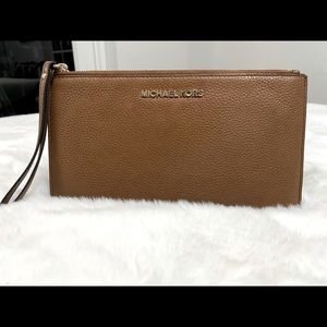 Wristlet wallet in brown